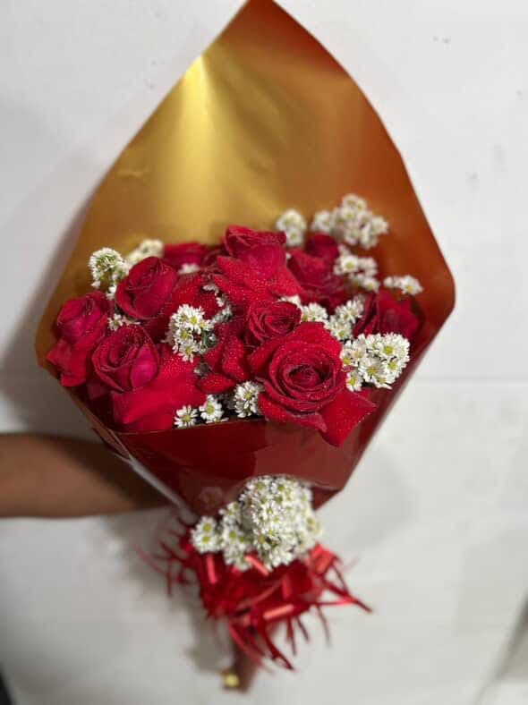 Buquê de luxo com 12 rosas